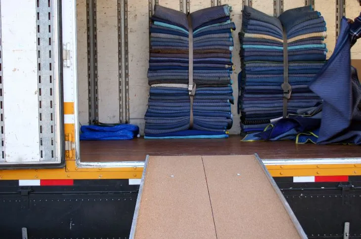 Umzugshelfer entladen Möbel und Kartons Umzugshelfer entladen Möbel und Kartons